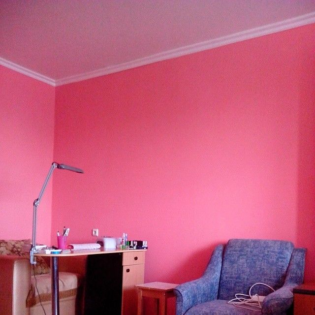 Перекрашу квартиру в розовый. Краска для стен в квартире розовая. Краска водоэмульсионная розовая. Стены Покрашенные колером. Водоэмульсионная краска для стен розовая.